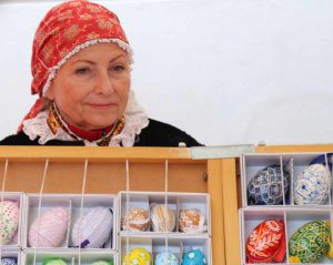 verkoopster van paaseieren in Praag